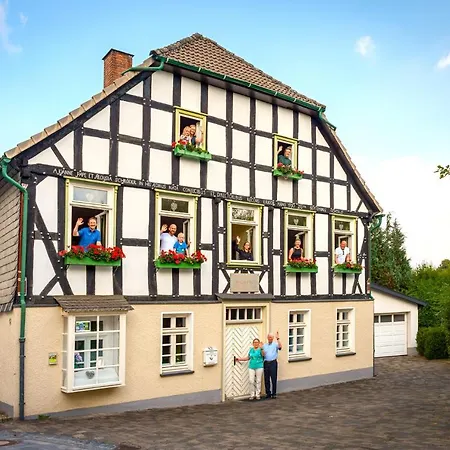 Pape - Grosses Familien- & Gruppenhaus Mit 17 Betten, Sauna, Spielbereiche, Garten Am Bach In Zentraler Lage In *