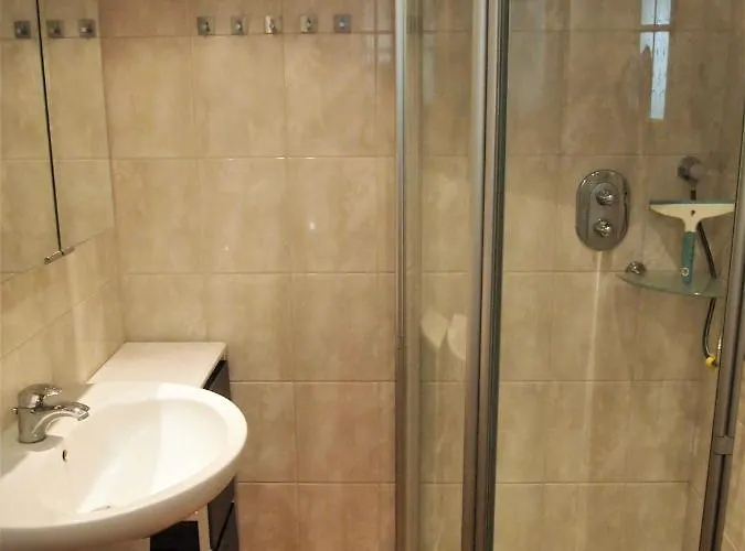 Komplettes Für Bis Zu 15 Personen Mit Großem Garten, Sauna-, Grill- Und Fitnessbereich