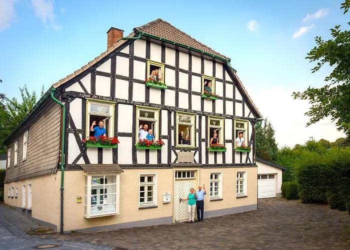 Komplettes Für Bis Zu 15 Personen Mit Großem Garten, Sauna-, Grill- Und Fitnessbereich *